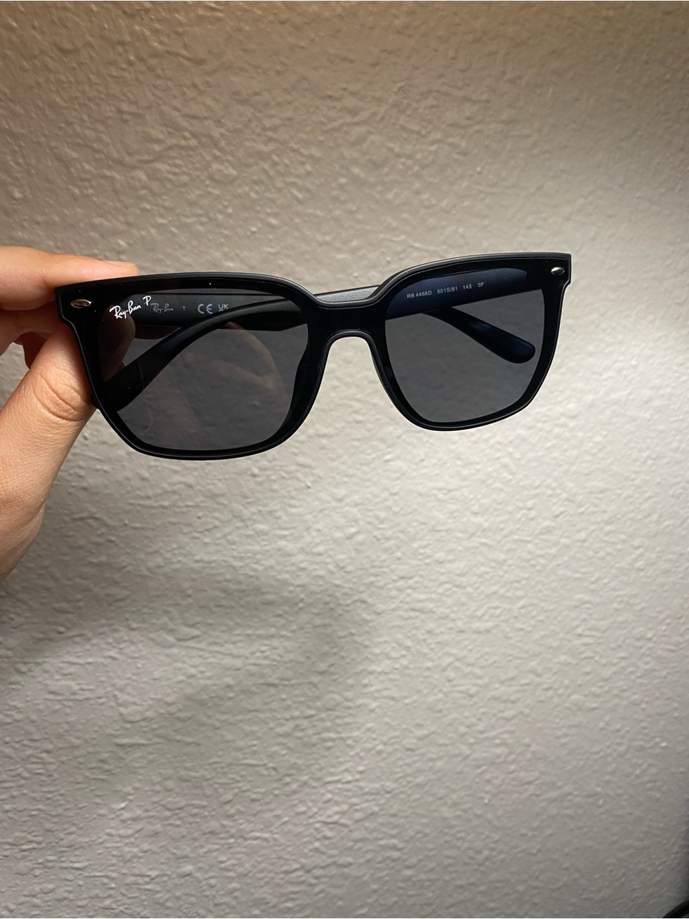 black polarized raybans